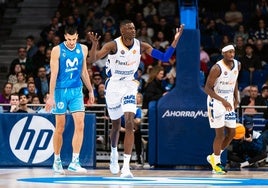 Nzosa reclama una falta en el partido contra el Estudiantes.