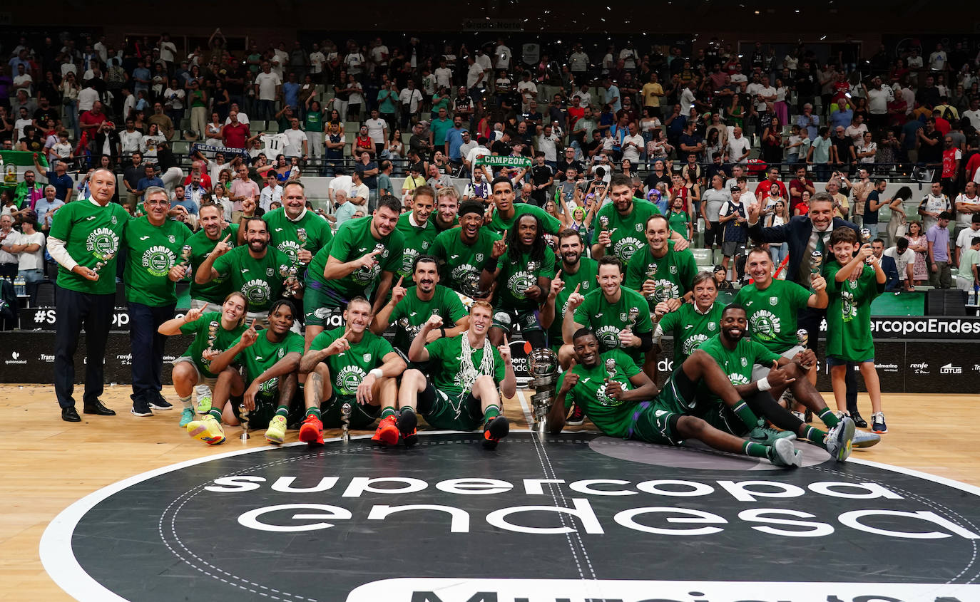 La plantilla posa con el trofeo de la Supercopa ganada al Madrid.