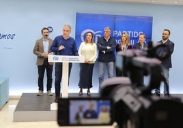 Bendodo y Carmona (izquierda) junto a diputados y senadores del PP por Málaga.