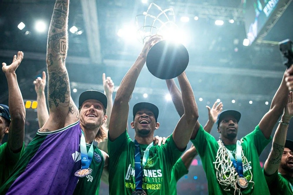 Los jugadores del Unicaja celebran el título de la Champions.