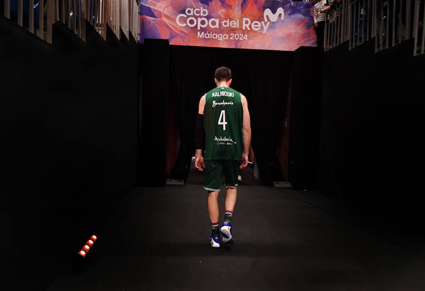 Kalinoski enfila el vestuario tras la eliminación del Unicaja en la Copa del Rey.