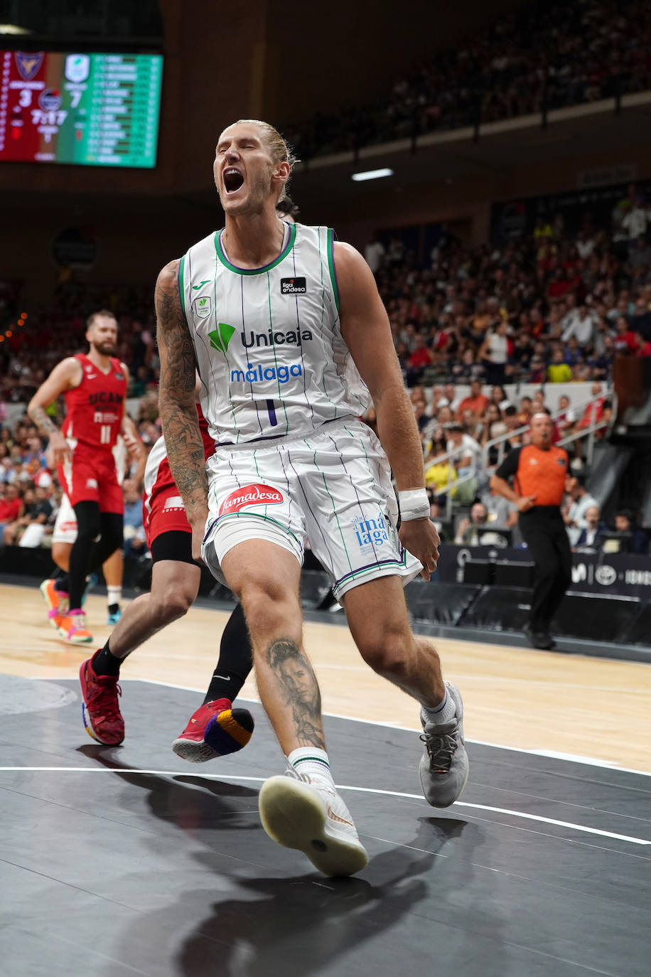 Osetkowski celebra una canasta ante el Murcia en la Supercopa.