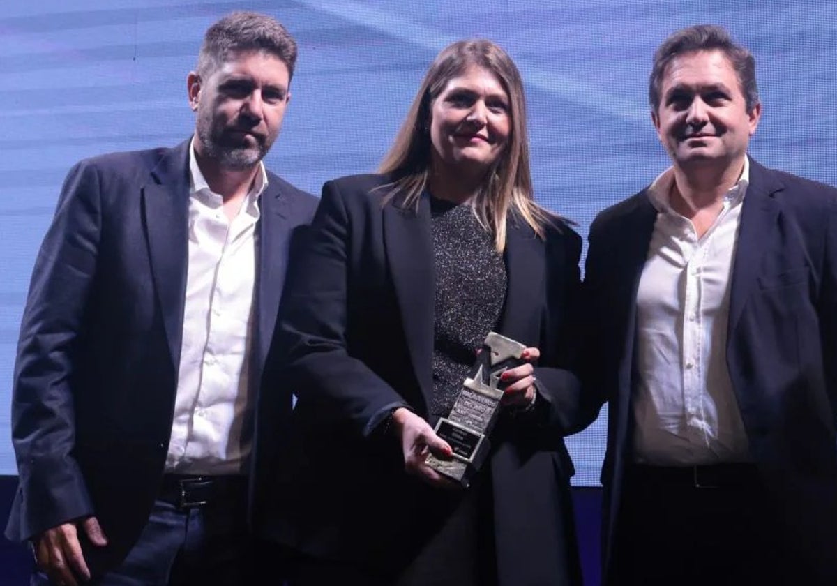 Jorge, Ana e Iván Borrego, recogiendo el premio Malagueños del Año.