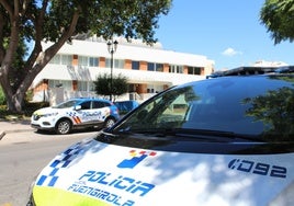 Vehículos de la Policía Local de Fuengirola delante de la Jefatura.