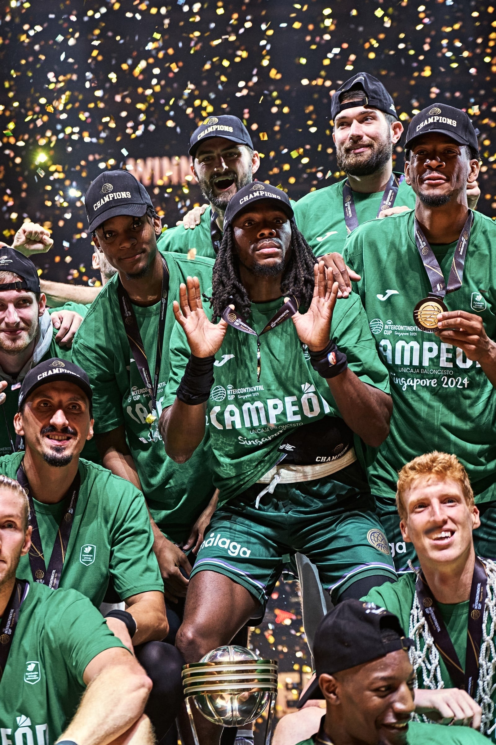 Los jugadores del Unicaja celebran el título de la Intercontinental en Singapur.