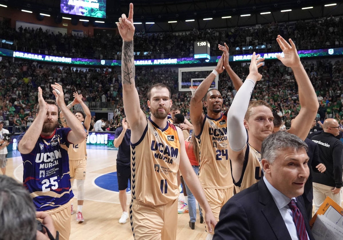 Los jugadores del UCAM Murcia celebran su clasificación para la final de la Liga en el Carpena.