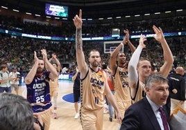 Los jugadores del UCAM Murcia celebran su clasificación para la final de la Liga en el Carpena.