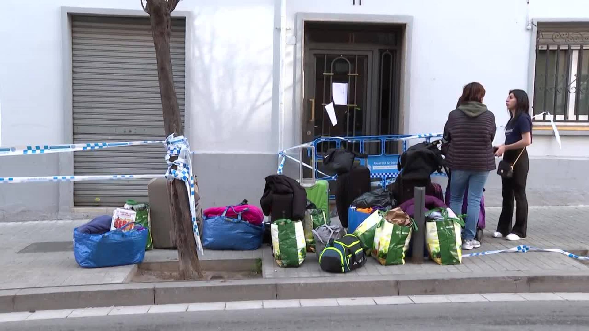 Los vecinos del edificio desalojado en Badalona entran en su vivienda a recuperar pertenencias