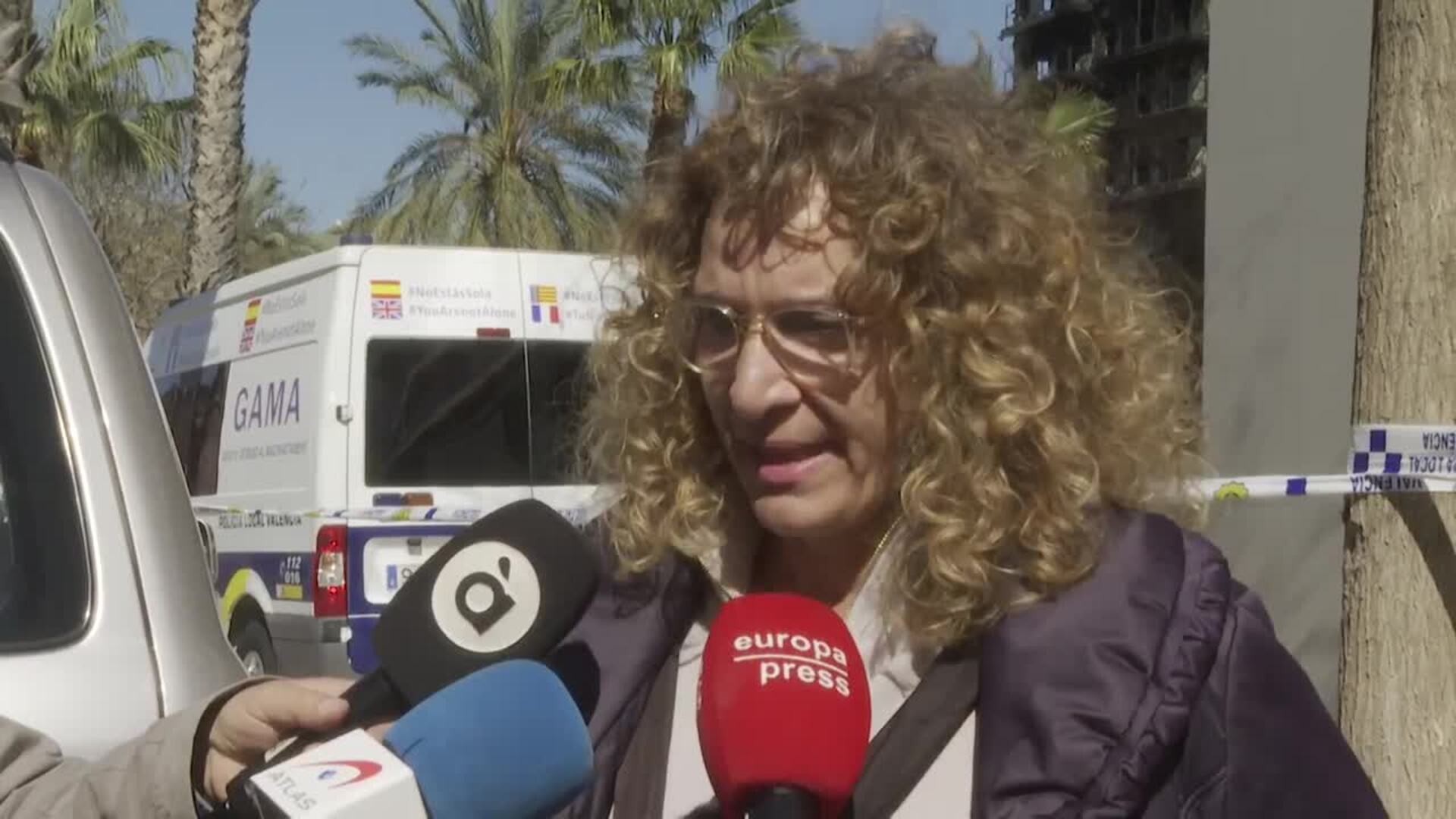 Vecinos del edificio incendiado en Campanar siguen recuperando enseres personales de sus pisos