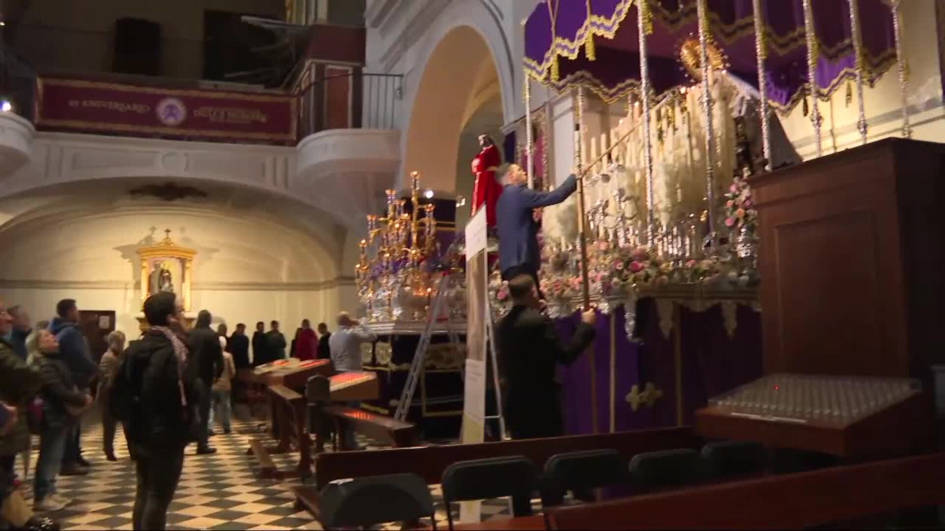 Feligreses acuden a la Iglesia de San Pedro el Viejo a contemplar los pasos expuestos