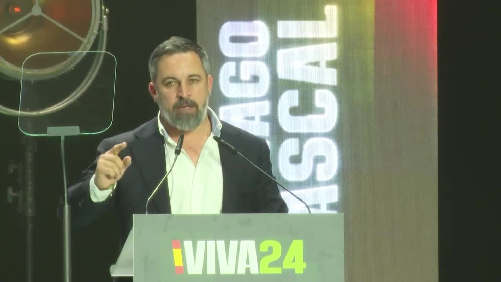 Abascal culpa al PP de no colaborar en "echar a patadas y correr a gorrazos" al PSOE