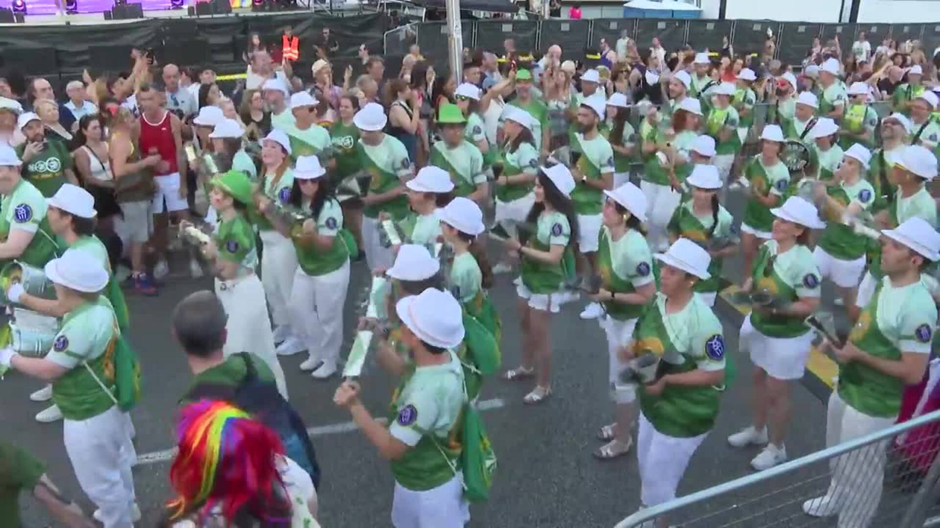 Decenas de miles de personas marchan en un Orgullo festivo y con ...