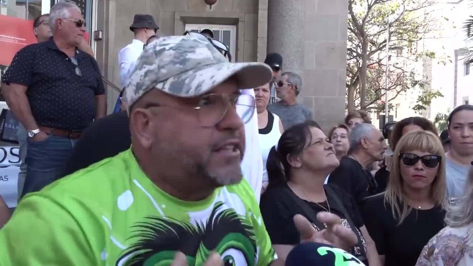 Manifestantes se concentran contra la inmigración ilegal: "Aquí no se puede vivir"