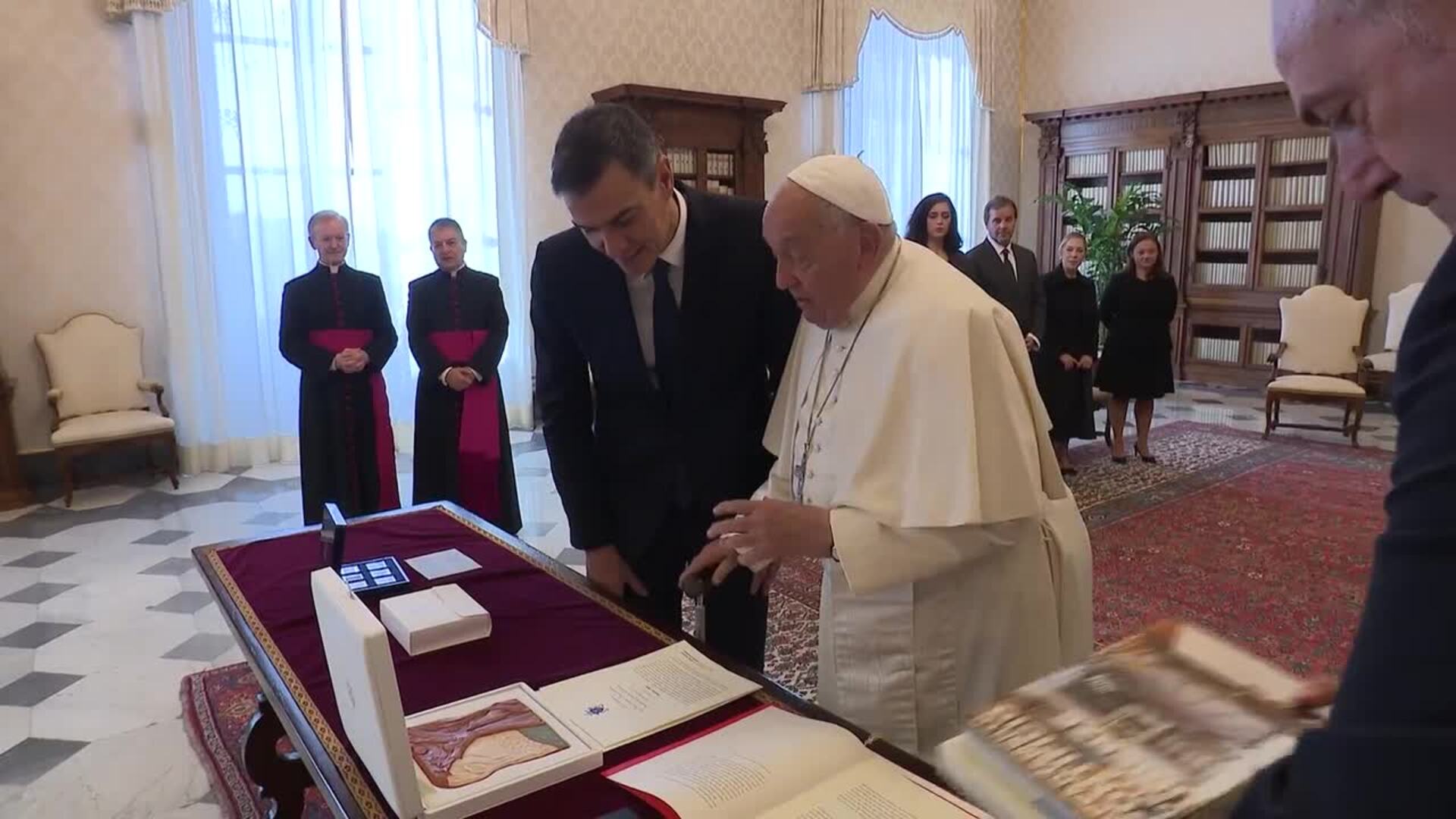Sánchez se reúne 35 minutos con el Papa en el Vaticano