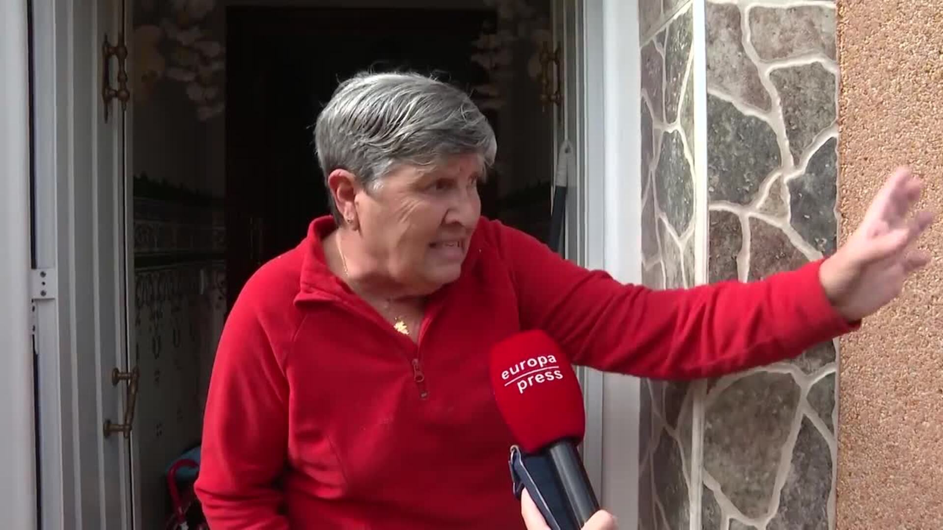 Vecinos de San Fernando (Cádiz) se afanan en limpiar sus viviendas