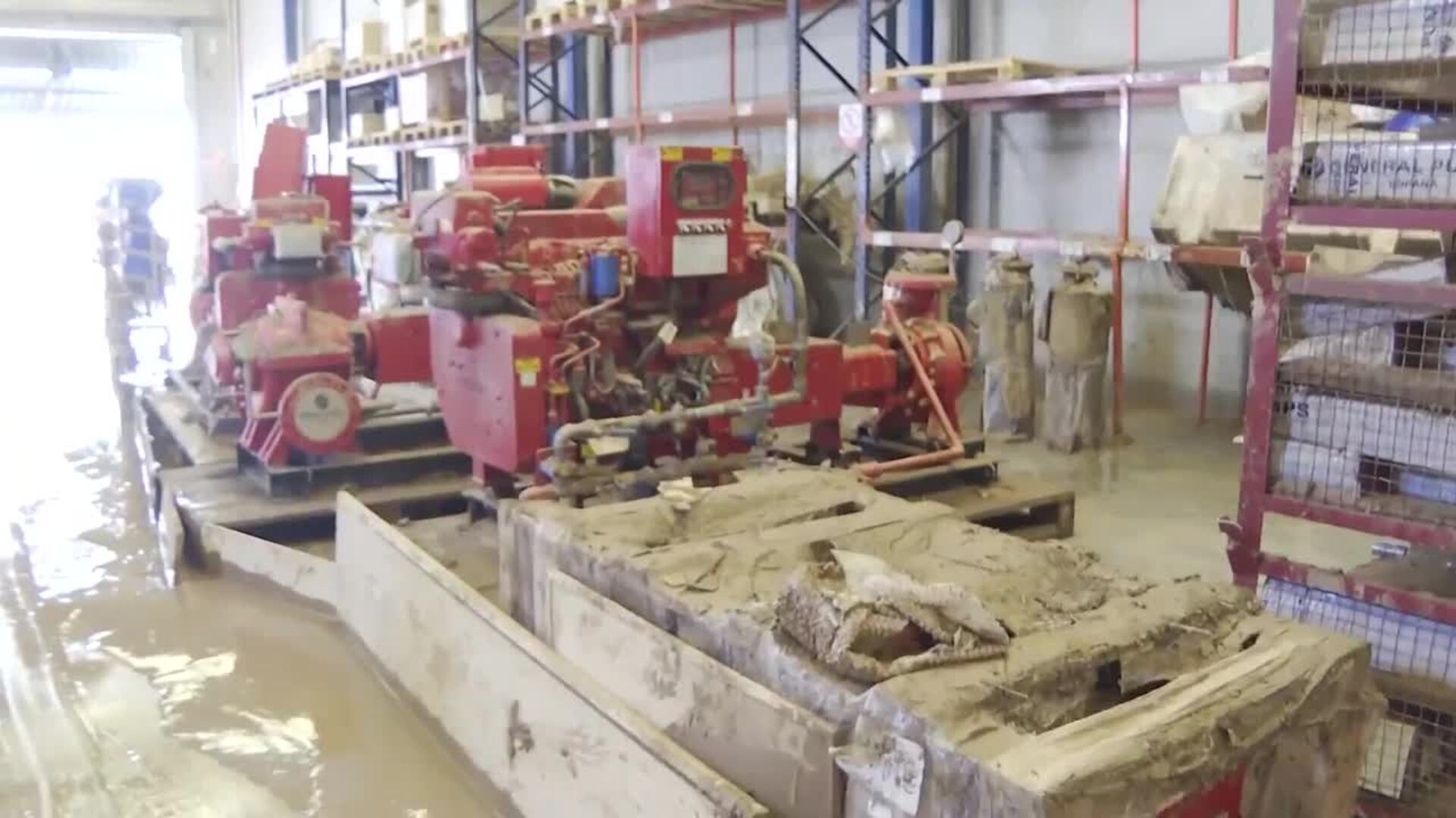Trabajadores realizan labores de limpieza en el polígono de Ribarroja de Turia