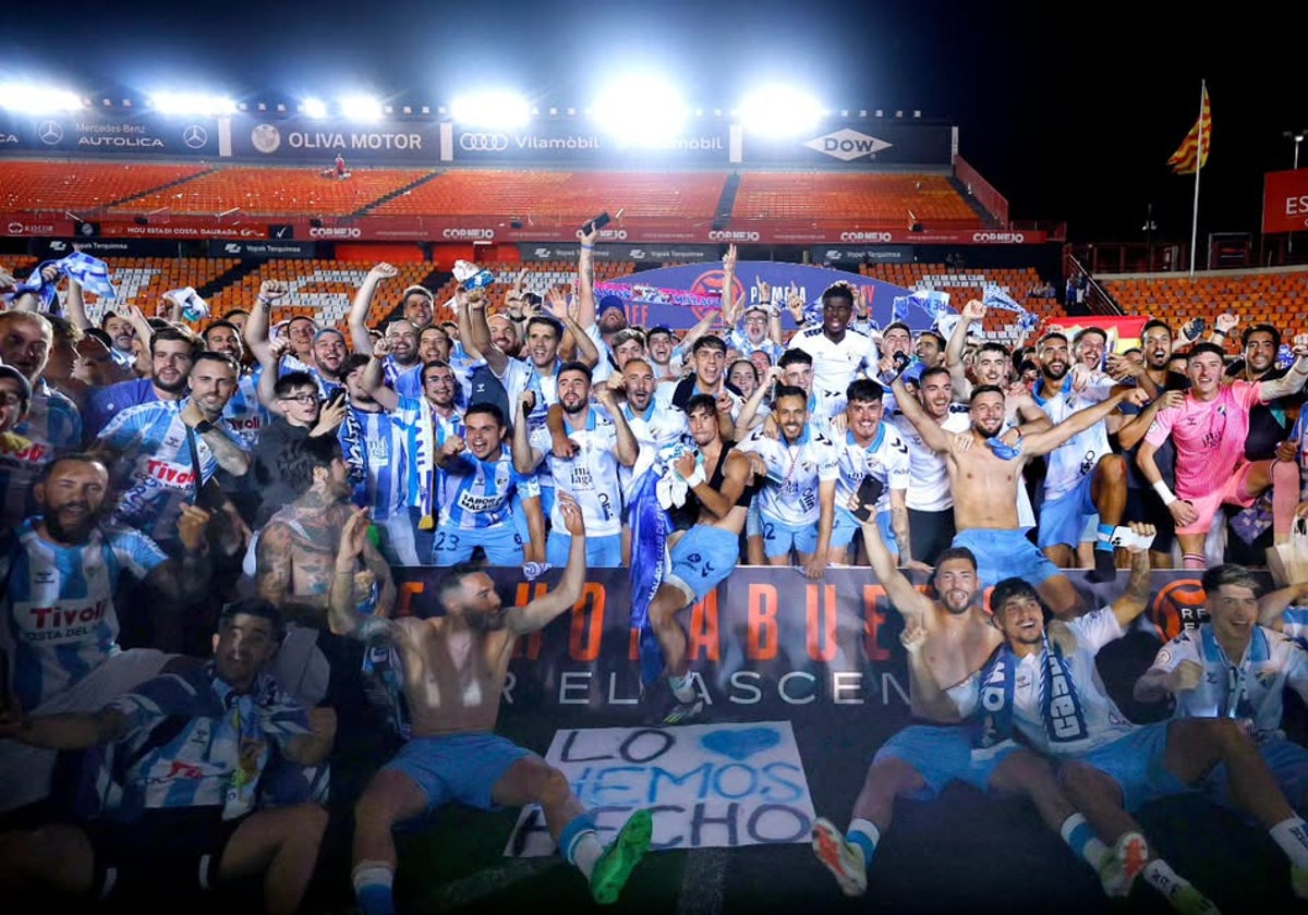 Los jugadores del Málaga celebran el ascenso a Segunda División en Tarragona.