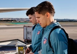 Giuliano Simeone y Julián Álvarez, futbolistas del Atlético de Madrid, viajan a Barcelona.