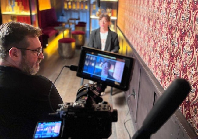 Un momento de la grabación del documental, con la actriz Marta Ribera y el director Enrique García.