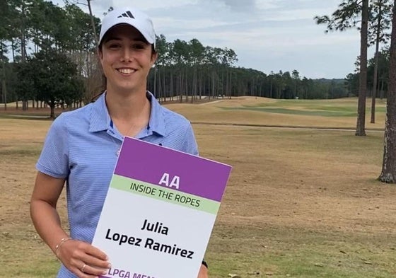 Julia López posa con su tarjeta de acceso al LPGA Tour.