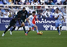 Larrubia, perseguido por Langa y Edgar, en el duelo en La Rosaleda a comienzos de diciembre entre el Málaga y el campeón de invierno en Segunda, el Almería.