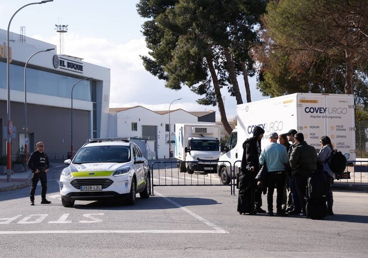 La policía ha impedido el acceso al recinto al carecer de autorización.