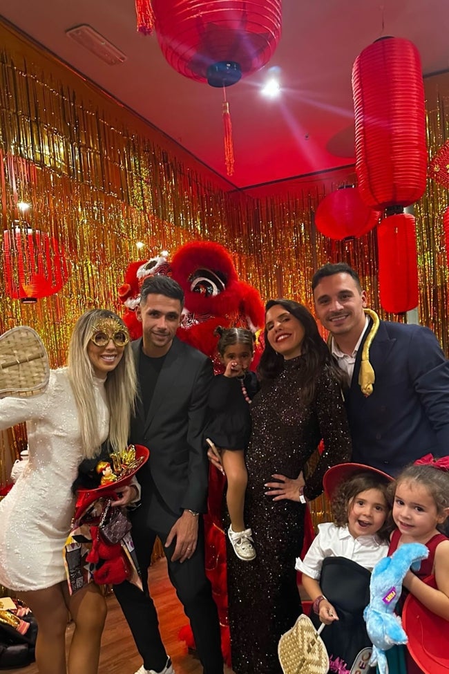 Nelson y Alfonso Herrero, con sus familias, celebrando juntos la entrada al 2025.