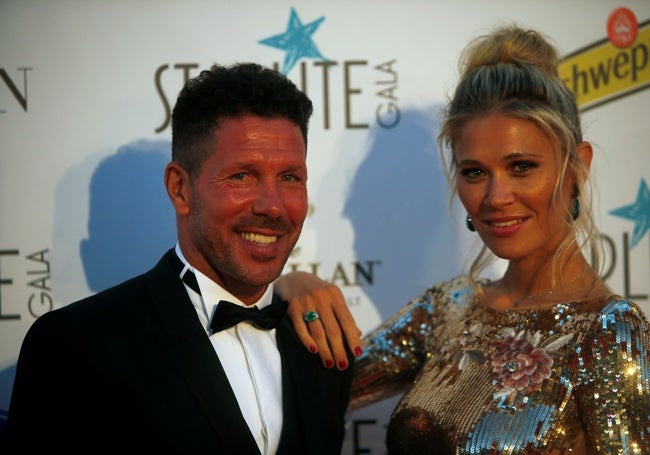 Simeone y su pareja, Carla Pereyra, en Starlite y, abajo, con bicicleta en el paseo marítimo, en Marbella.