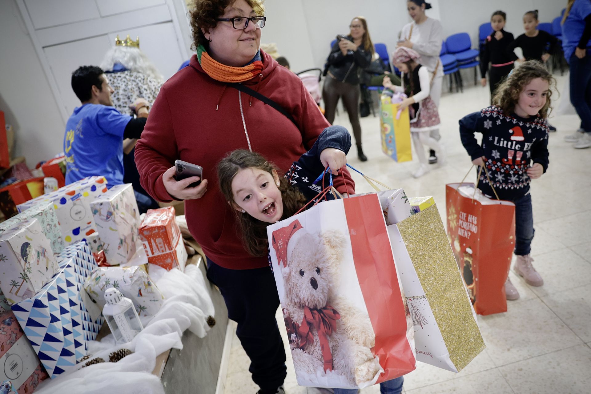 400 niños de más de 200 familias desfavorecidas de La Corta reciben el mejor regalo de Sus Majestades de Oriente