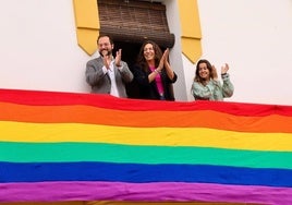 La consejera de Inclusión Social, Loles López, en el Ayuntamiento de Beas (Huelva) en el despliegue de una bandera LGTBI.