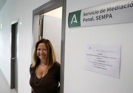 Inmaculada Jiménez en la entrada de la oficina del SEMPA, en la Ciudad de la Justicia de Málaga.