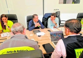 Juanma Moreno y Antonio Sanz, en una reunión de coordinación de emergencias.