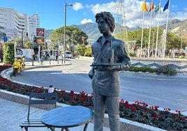 Escultura del camarero, en el centro de Arroyo de la Miel.