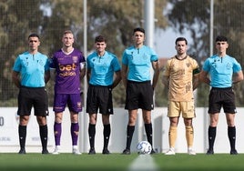 Árbitros y capitanes del Málaga y Go Ahead Eagles, en el partido de entrenamiento.