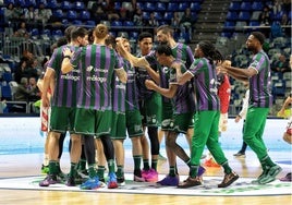 Los jugadores del Unicaja se conjuran en una piña en la previa del partido ante el Casademont Zaragoza, en el Martín Carpena.