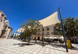 Fachada principal del Ayuntamiento veleño en la céntrica plaza de Las Carmelitas.