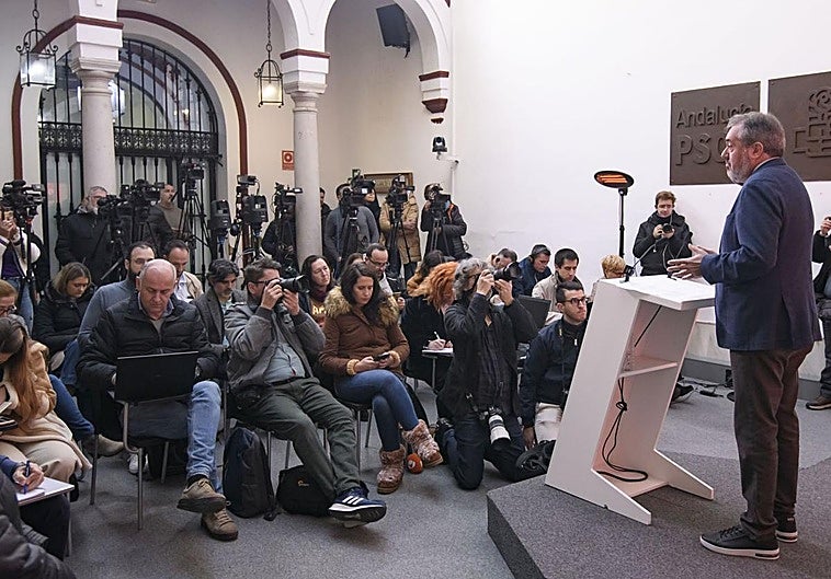 Juan Espadas, durante su comparecencia, este martes.