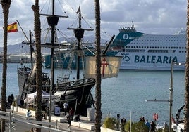 La Nao Victoria, a la izquierda, es una réplica única del barco que protagonizó la Primera Vuelta al Mundo.