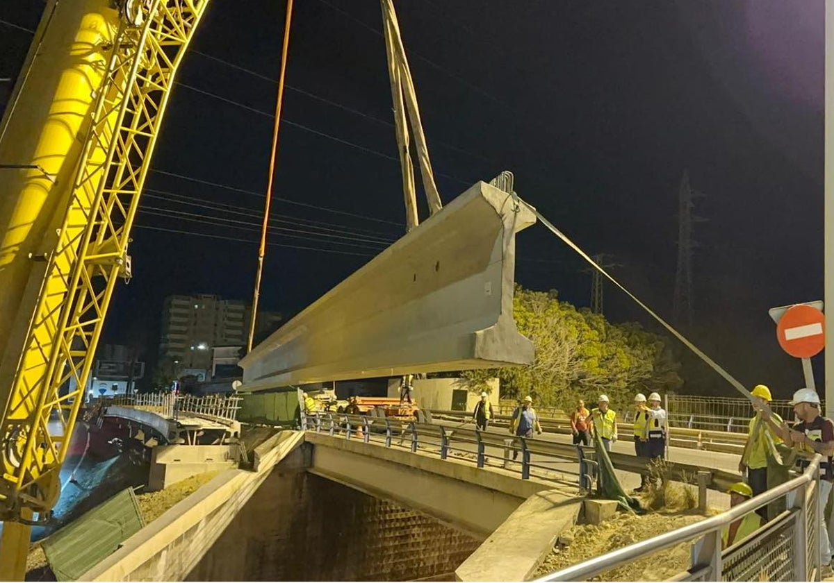 Obras para la colocación de las pasarelas en la autovía, en una imagen de archivo.