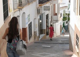 En cualquier época hay un agradable paseo por las calles del casco antiguo de Cómpeta.