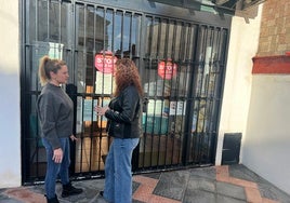 Las concejalas socialistas, a las puertas de la biblioteca.