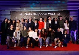 Varios de los premiados, posando juntos junto a algunas de las autoridades presentes.