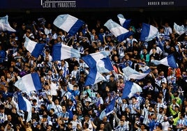 Aficionados del Málaga animan a su equipo durante el partido frente al Racing.