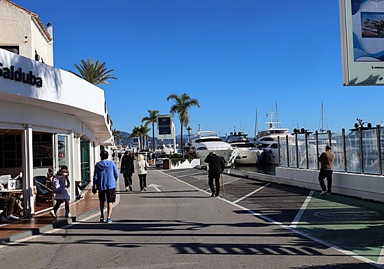 La terrazas ya han sido retiradas de Puerto Banús debido a la temporada baja.