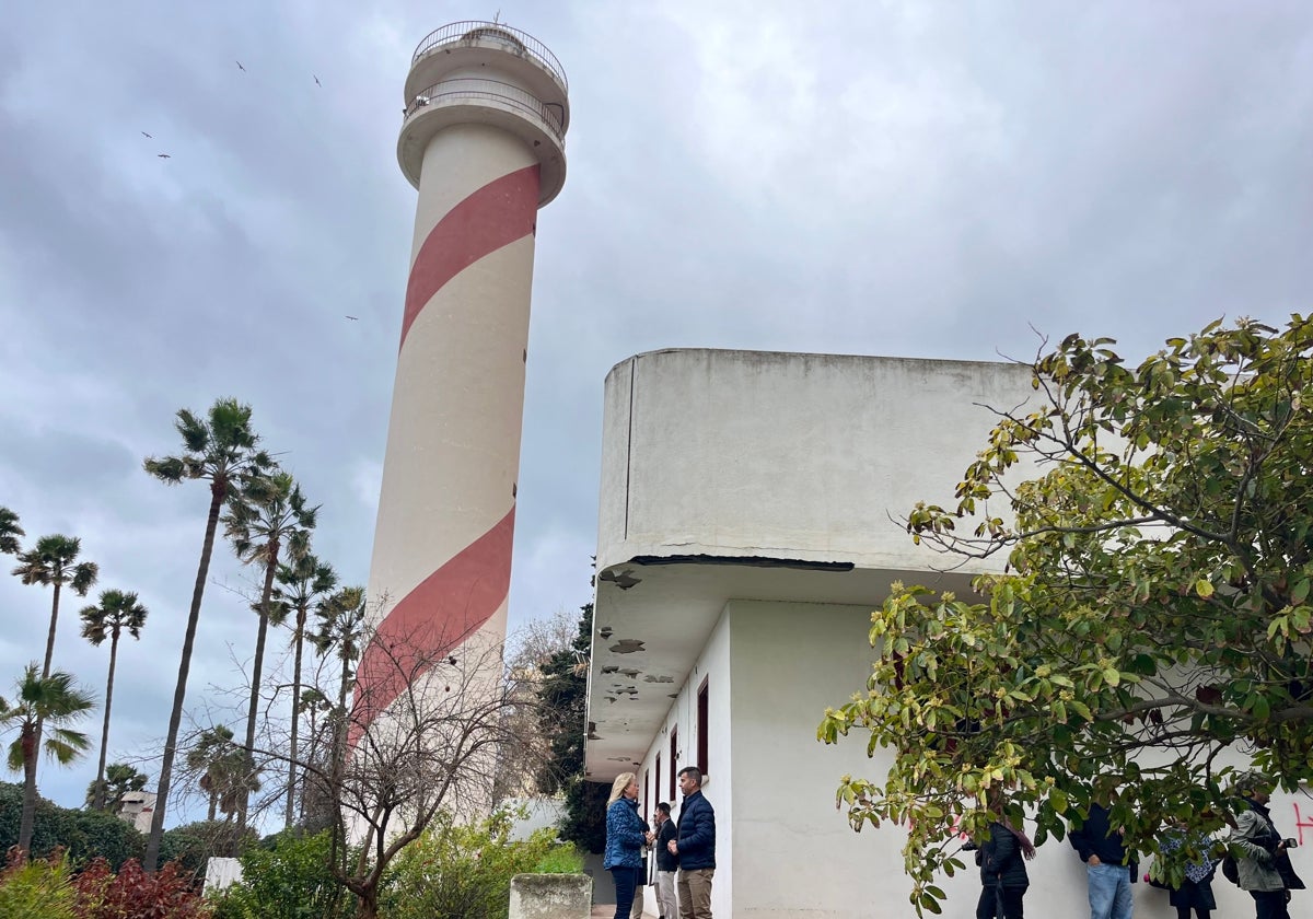 La alcaldesa, Ángeles Muñoz, y el edil, Diego López, en El Faro para anunciar el proyecto.