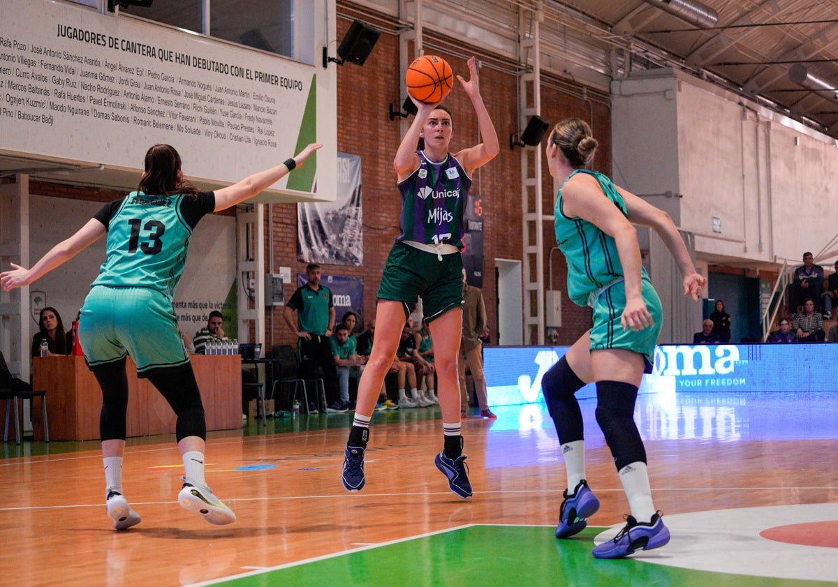 Imagen principal - El Unicaja Mijas tira de raza para llevarse el primer derbi provincial de la temporada