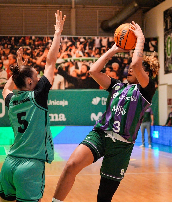 Imagen secundaria 2 - El Unicaja Mijas tira de raza para llevarse el primer derbi provincial de la temporada