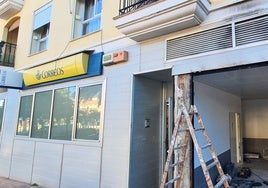 Escalera a las puertas de la unidad de distribución de Correos, empleada para la pintura del local.