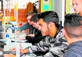 Mediante las prácticas, los alumnos tienen la oportunidad de 'meter la cabeza' en el mercado laboral.