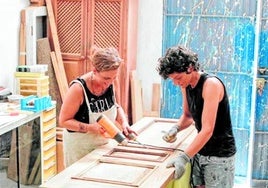 Gema Pérez y MJ Postigo trabajando en una pieza en el taller de A dos velas.